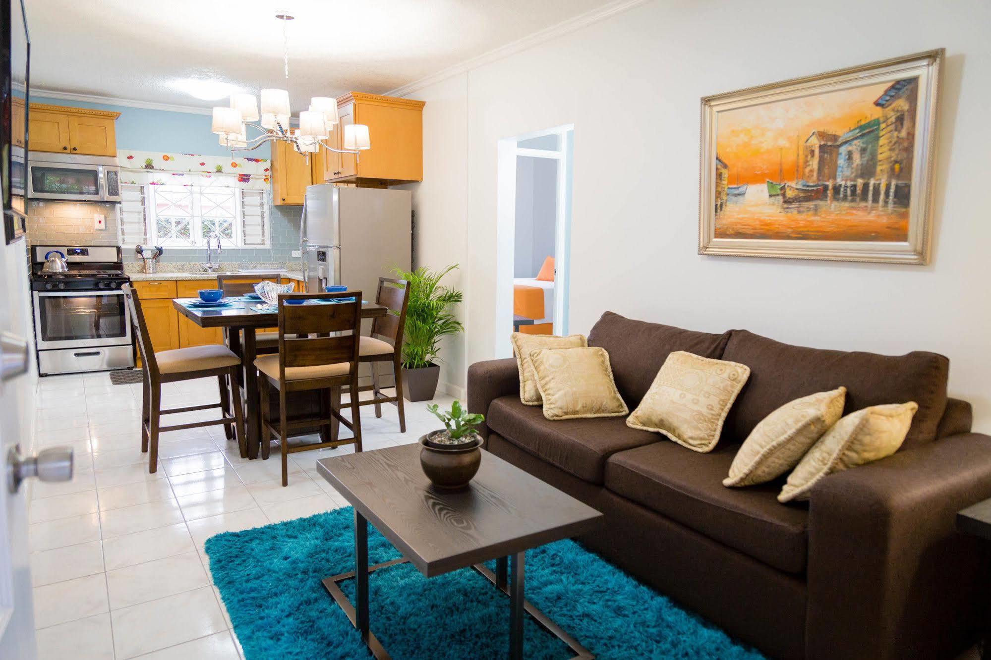 Centrally Located Guest Apartments Кингстон Экстерьер фото