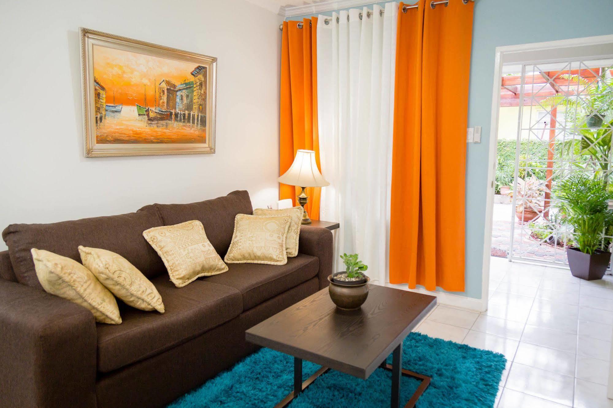 Centrally Located Guest Apartments Кингстон Экстерьер фото
