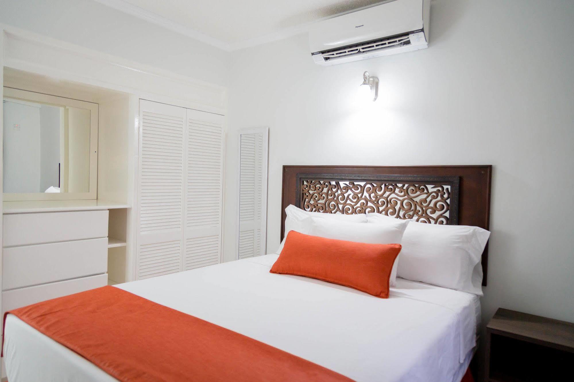 Centrally Located Guest Apartments Кингстон Экстерьер фото