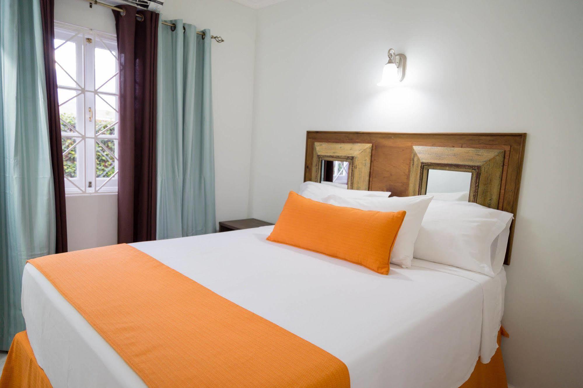 Centrally Located Guest Apartments Кингстон Экстерьер фото