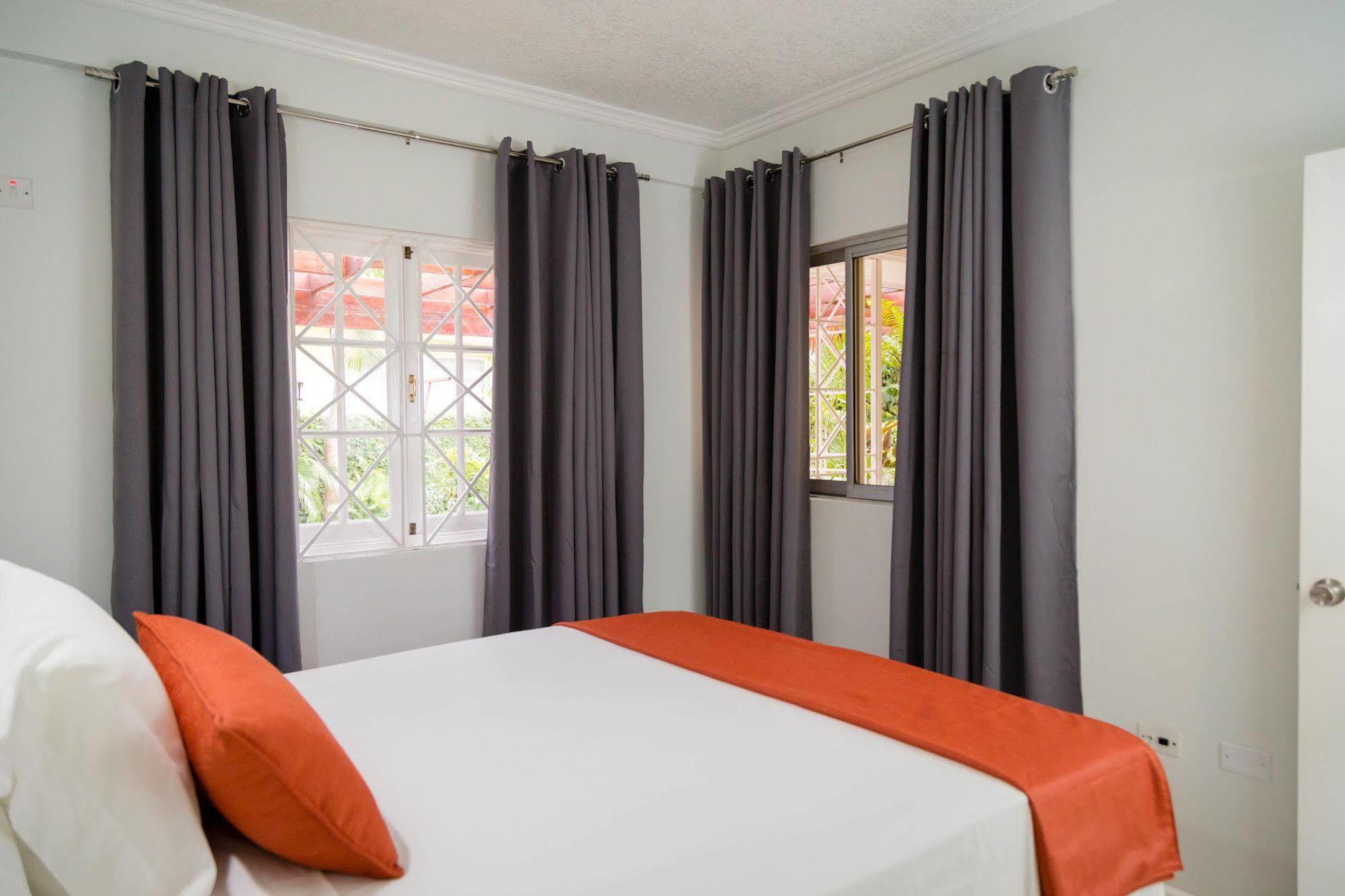 Centrally Located Guest Apartments Кингстон Экстерьер фото
